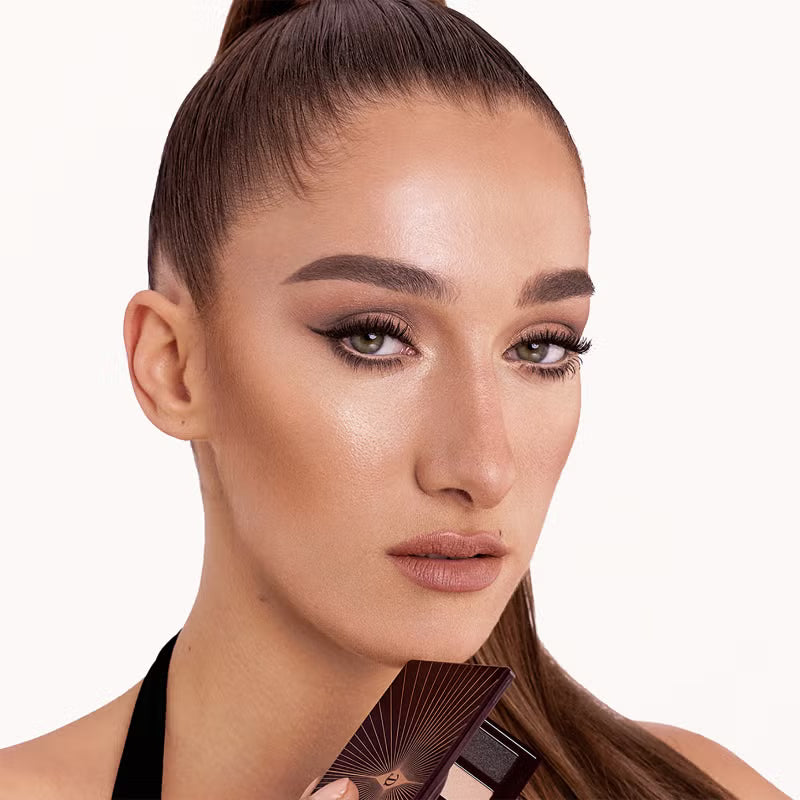 Charlotte Tilbury Super Nudes Easy Eye Palette Model Photo 2